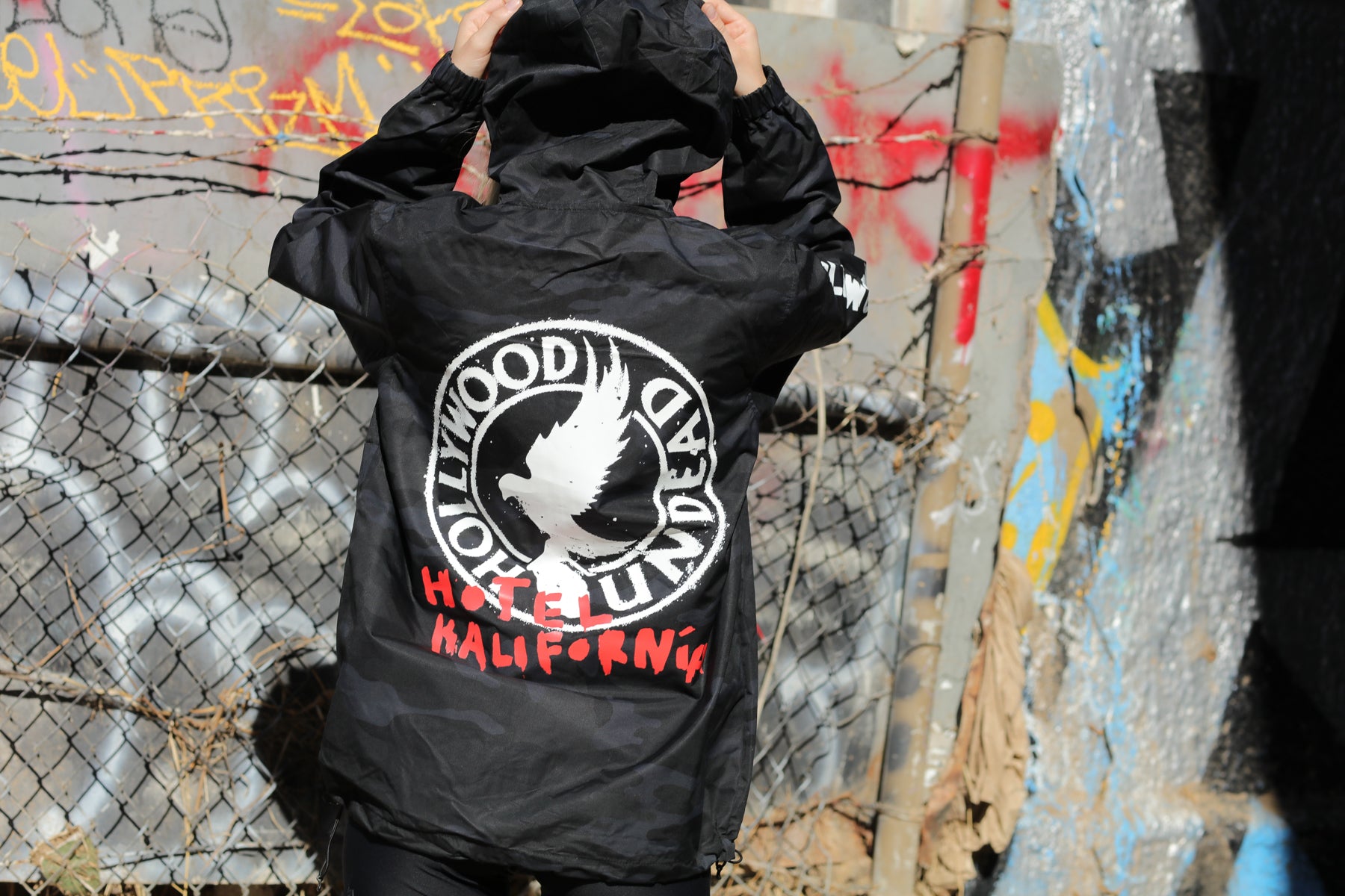 hollywood-undead-jackets-circle-logo-anorak-jacke-black-camo-wasserdicht image 7