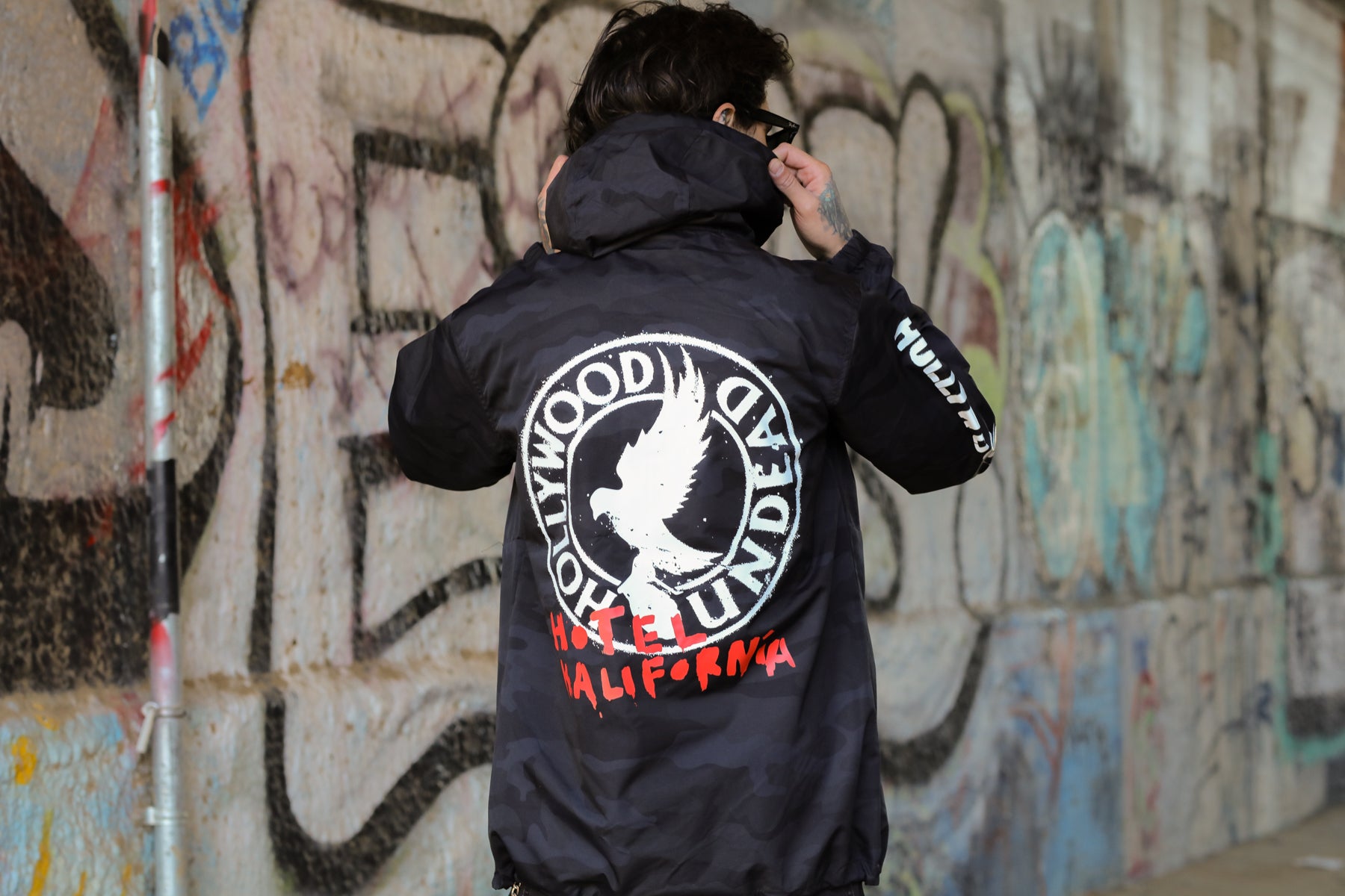 hollywood-undead-jackets-circle-logo-anorak-jacke-black-camo-wasserdicht image 6