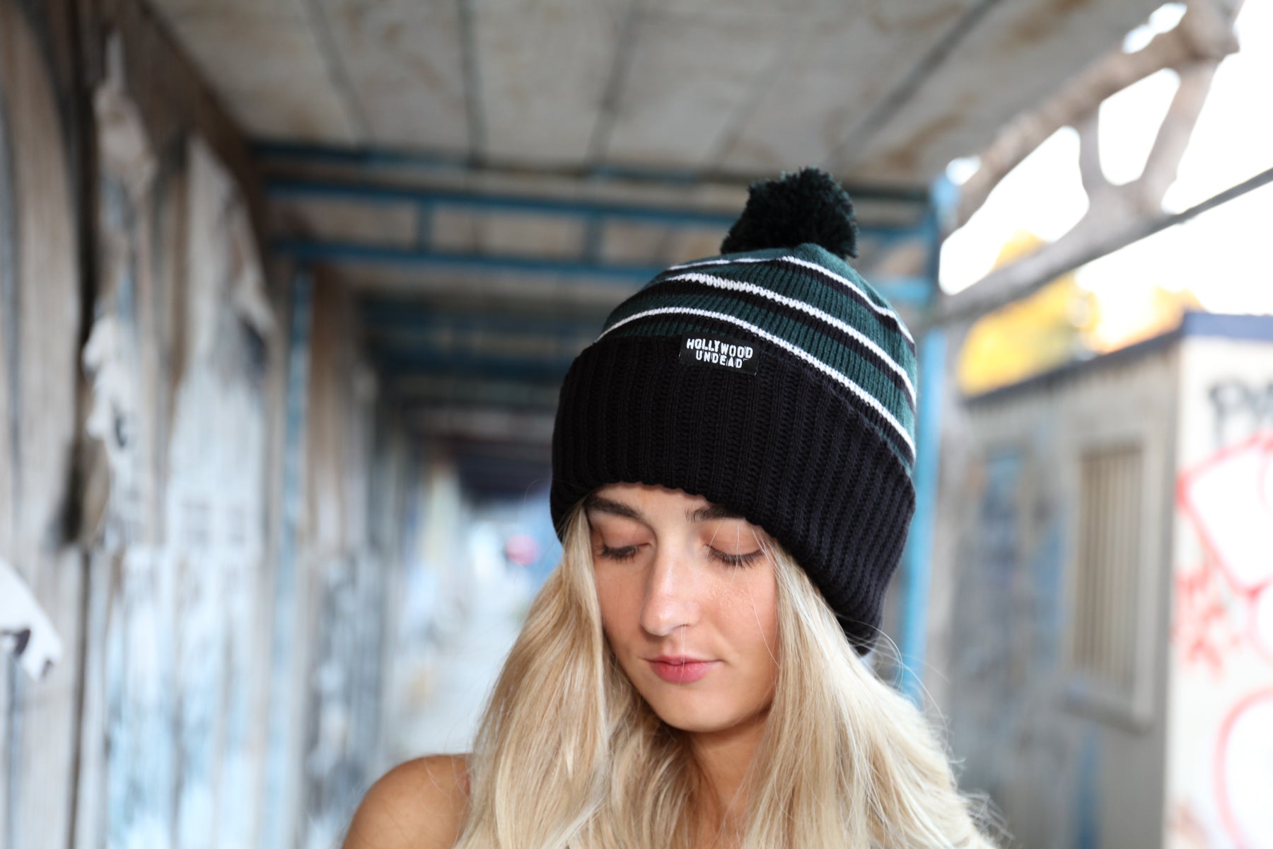 hollywood-undead-d-g-pom-beanie-m-tze-mit-bommel image 3