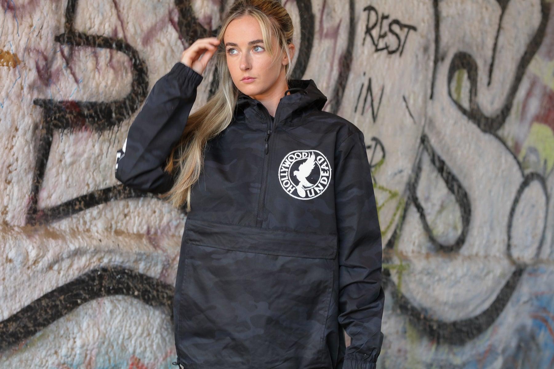 hollywood-undead-jackets-circle-logo-anorak-jacke-black-camo-wasserdicht image 3