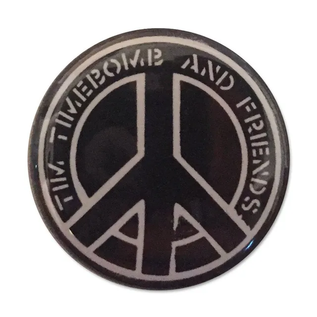 tim-timebomb-peace-button-2-5-cm-schwarz-wei-punk-pin image 1