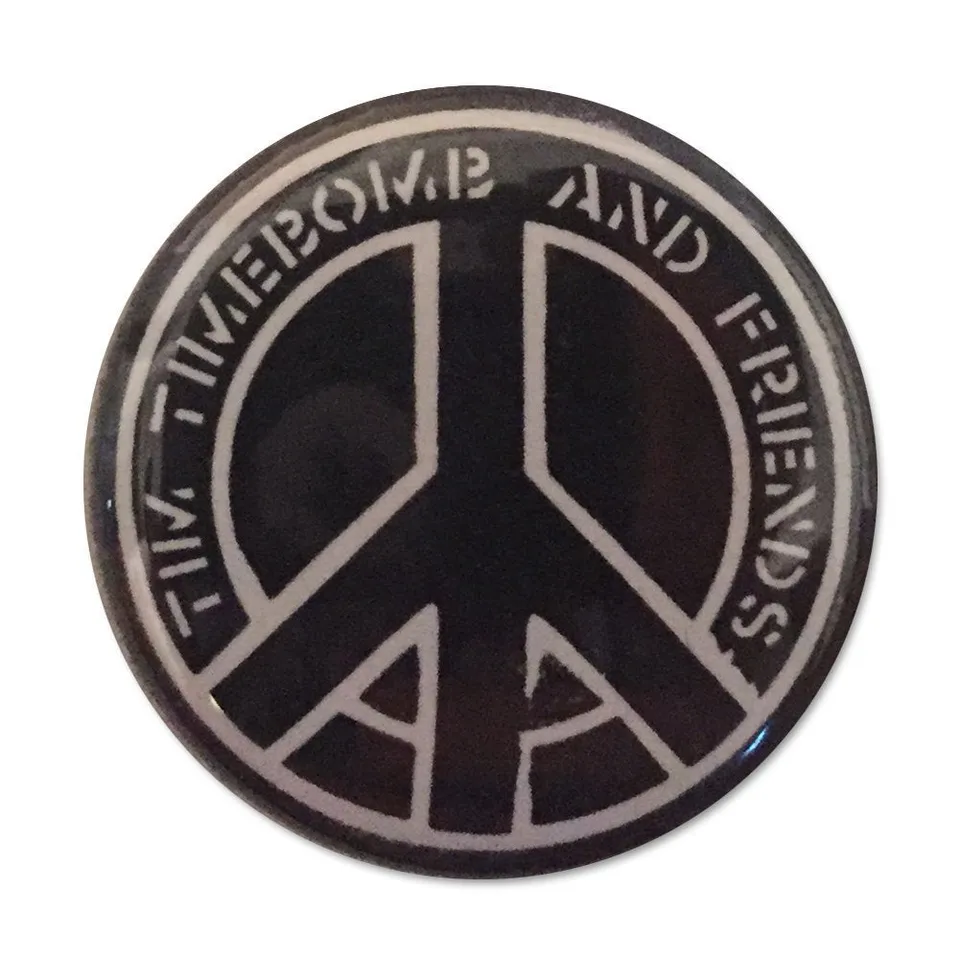 tim-timebomb-peace-button-2-5-cm-schwarz-wei-punk-pin image 1
