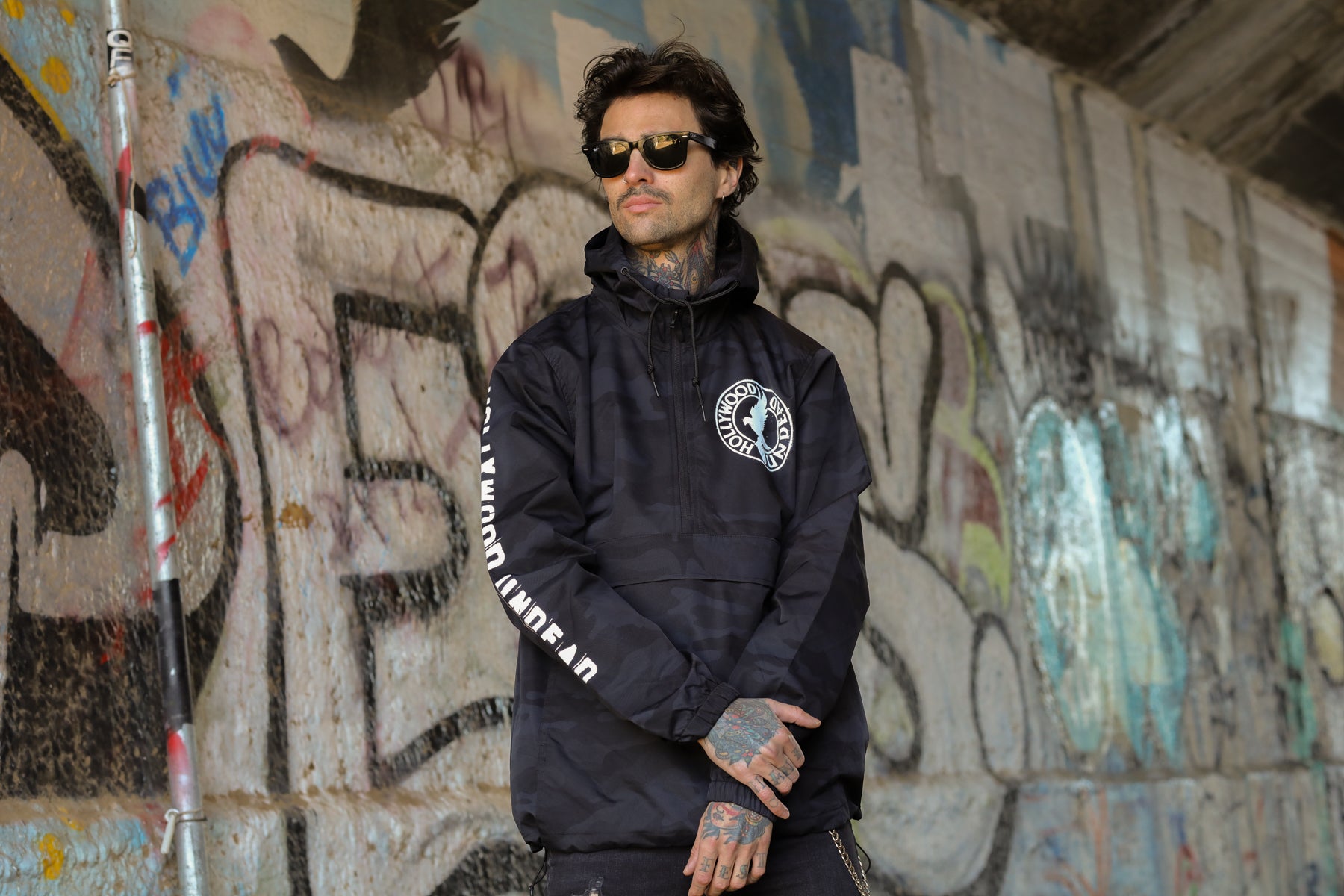 hollywood-undead-jackets-circle-logo-anorak-jacke-black-camo-wasserdicht image 2