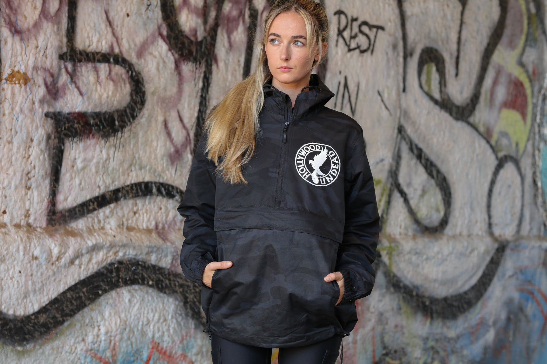 hollywood-undead-jackets-circle-logo-anorak-jacke-black-camo-wasserdicht image 5