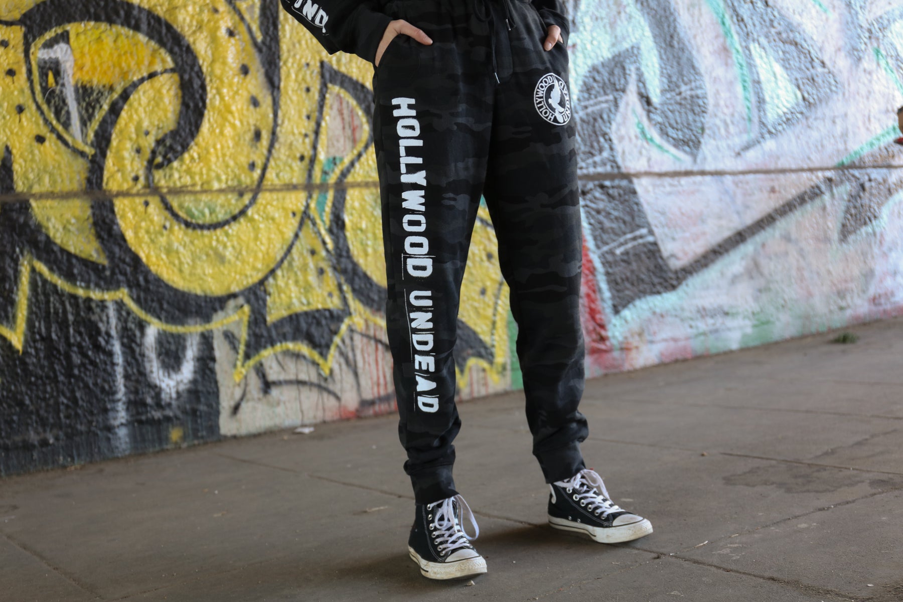 hollywood-undead-hotel-kalifornia-sweatpants-black-camo-baumwolle image 3
