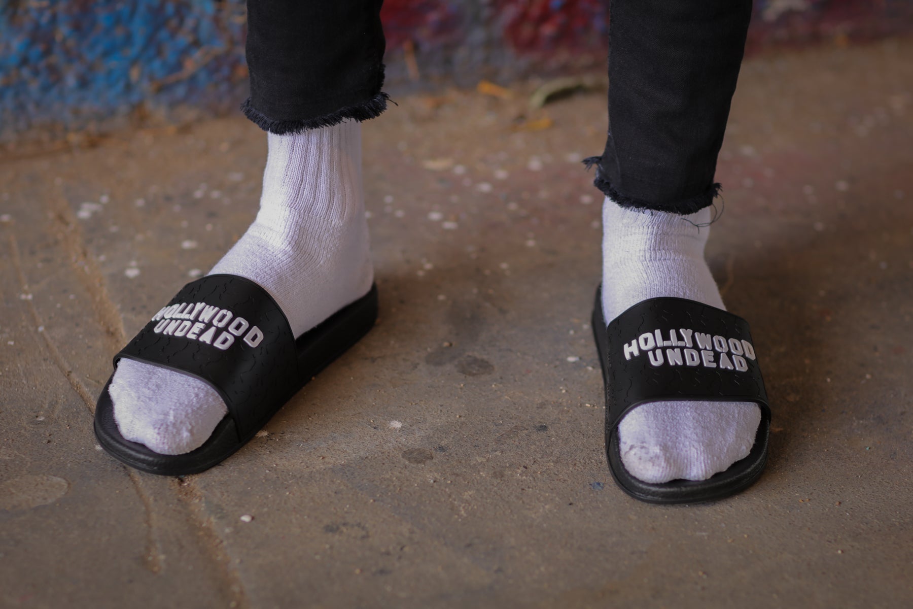 hollywood-undead-hotel-kalifornia-slides-sandalen-logo image 2